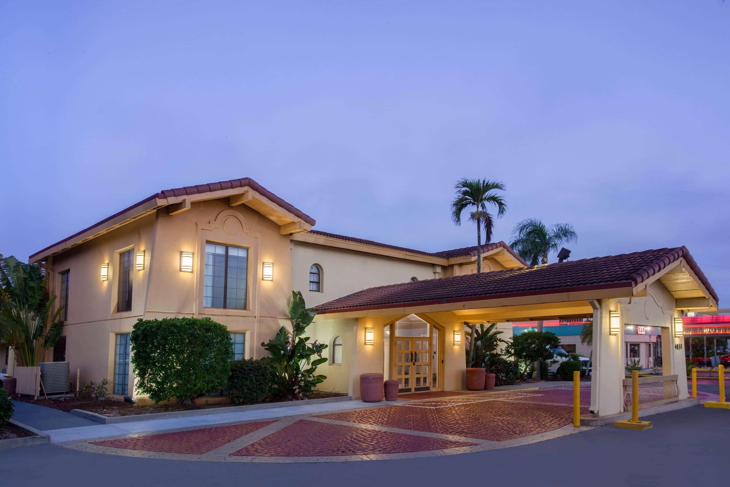 Baymont By Wyndham Fort Myers Central Exterior foto