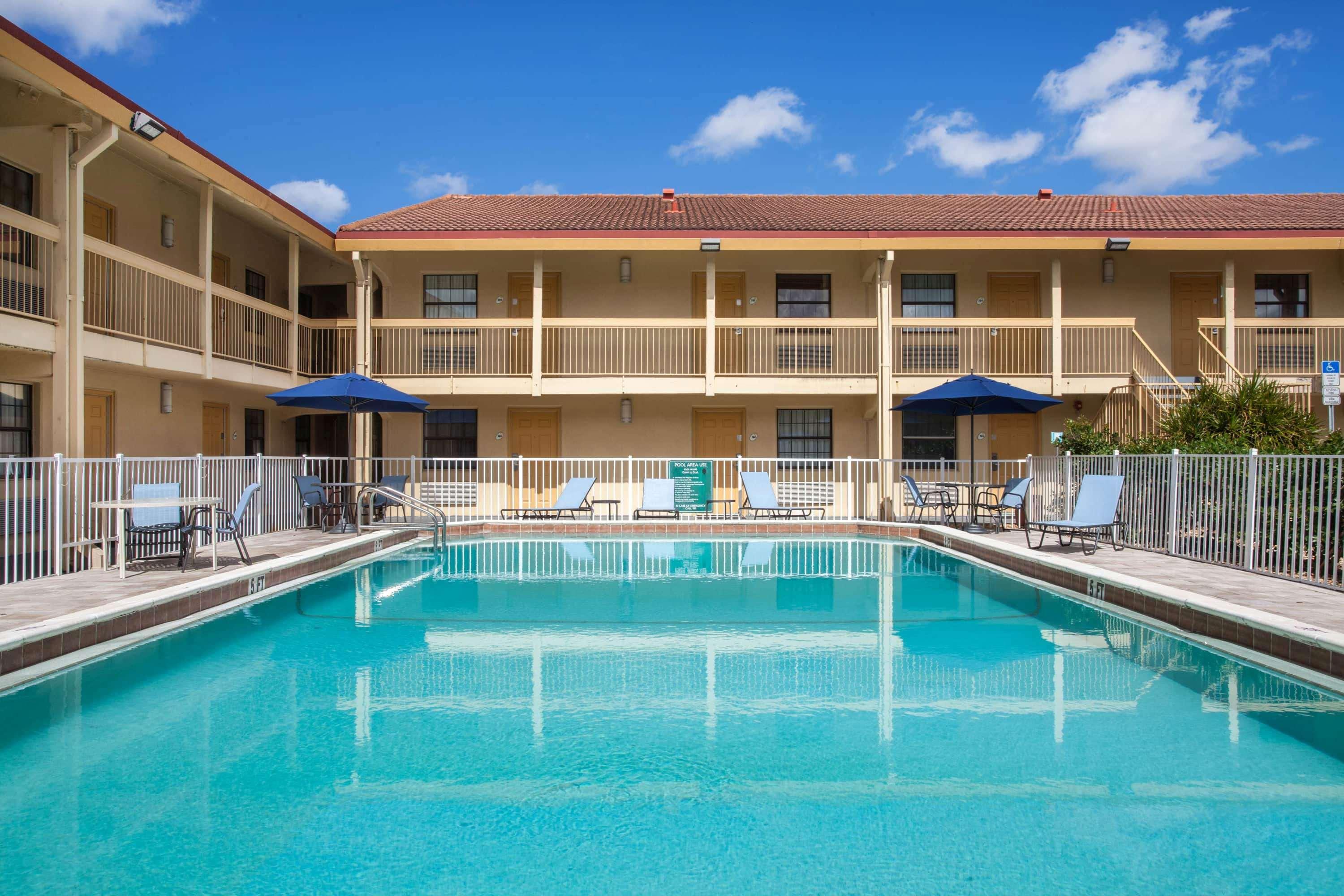 Baymont By Wyndham Fort Myers Central Exterior foto